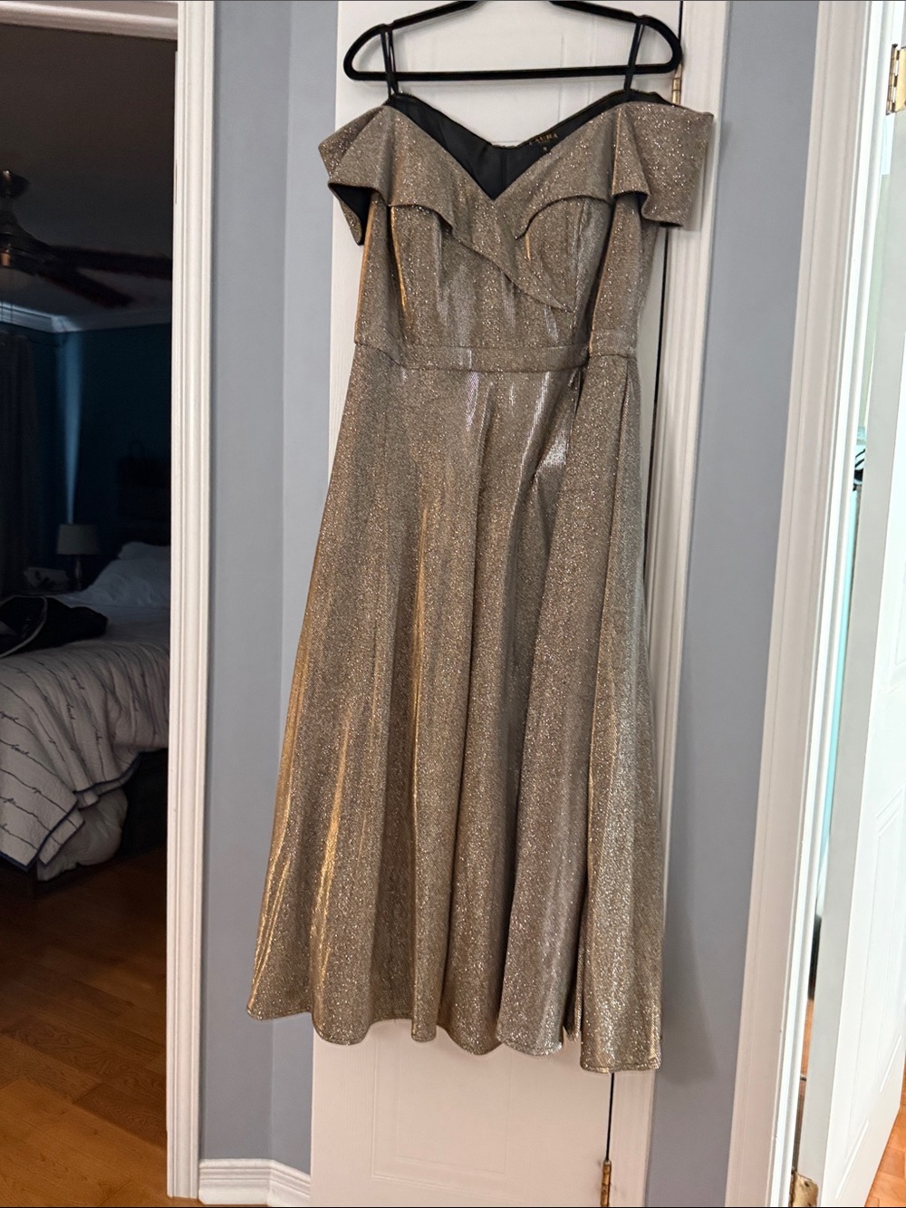 Sparkling One-Shoulder Evening Dress in Metallic Gold